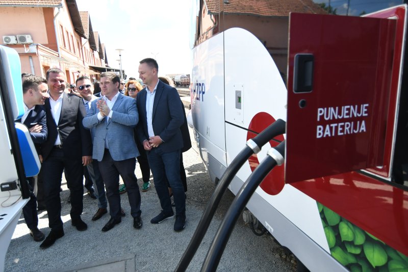 Prvi elektrobaterijski vlak