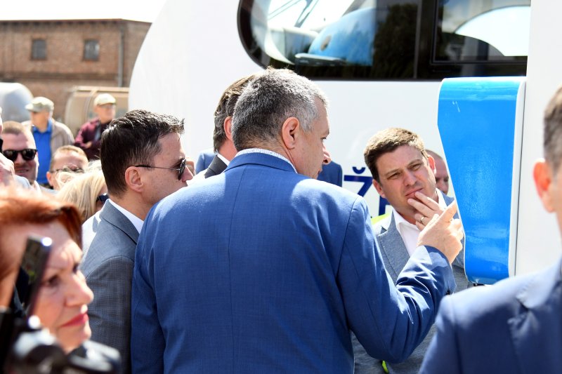 Prvi elektrobaterijski vlak