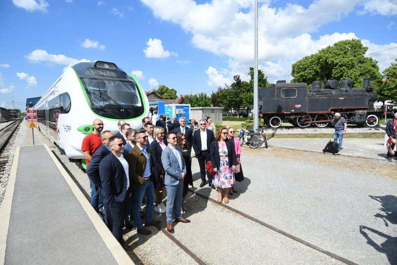 Prvi elektrobaterijski vlak