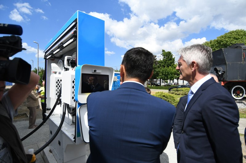 Prvi elektrobaterijski vlak