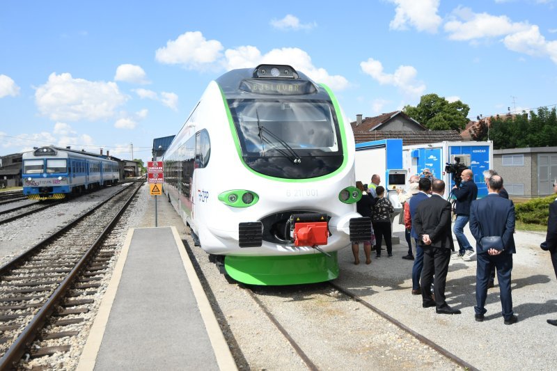 Prvi elektrobaterijski vlak