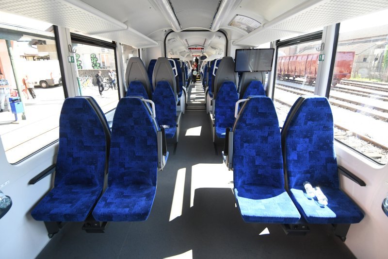 Prvi elektrobaterijski vlak