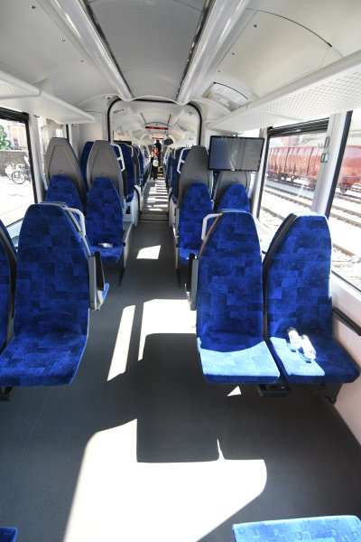 Prvi elektrobaterijski vlak