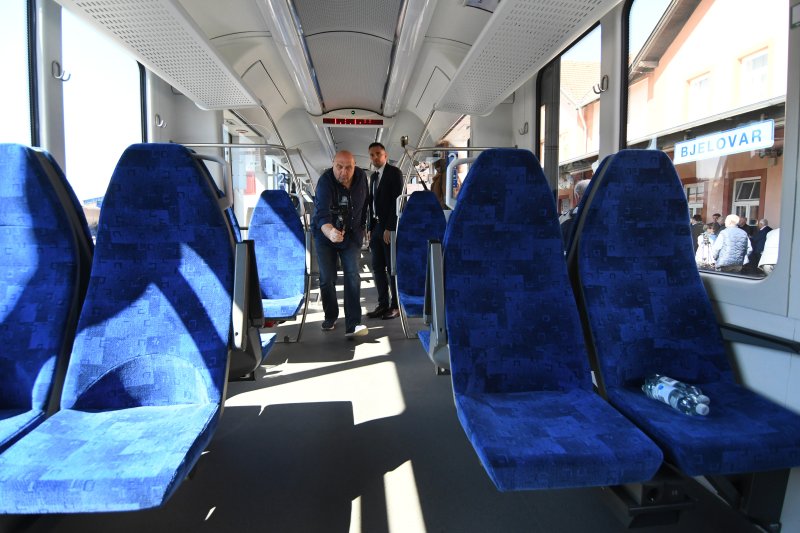 Prvi elektrobaterijski vlak
