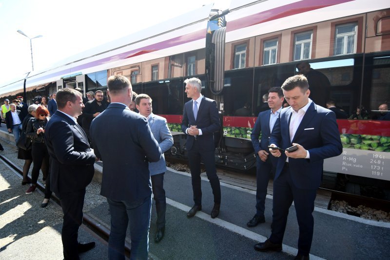 Prvi elektrobaterijski vlak