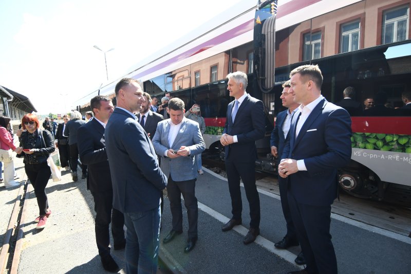 Prvi elektrobaterijski vlak