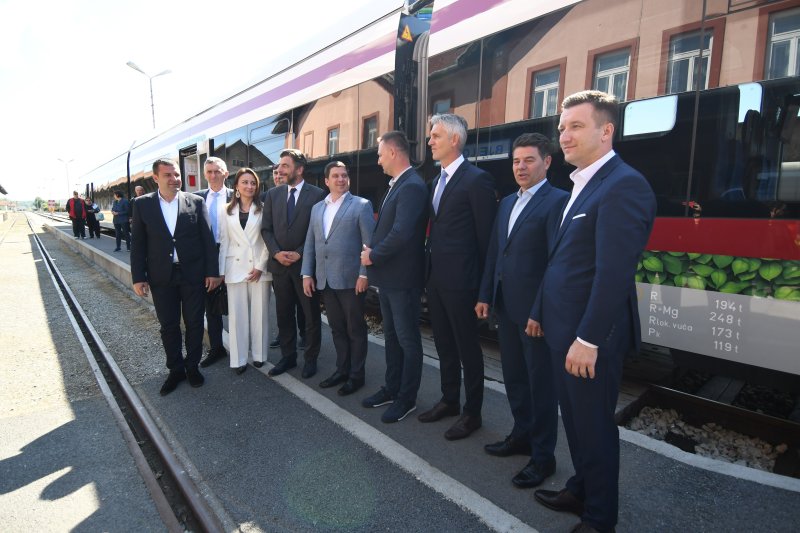 Prvi elektrobaterijski vlak
