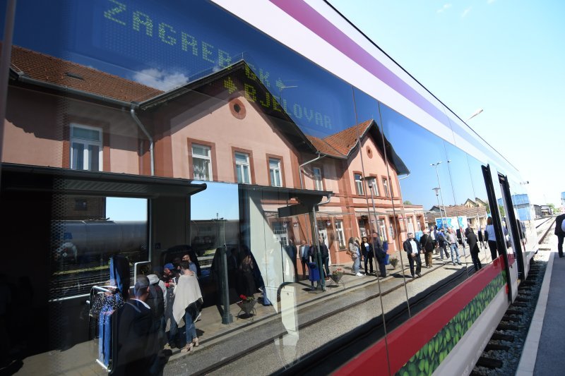 Prvi elektrobaterijski vlak