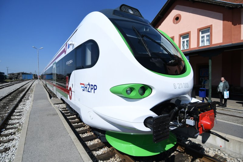 Prvi elektrobaterijski vlak