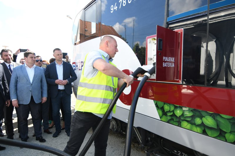 Prvi elektrobaterijski vlak