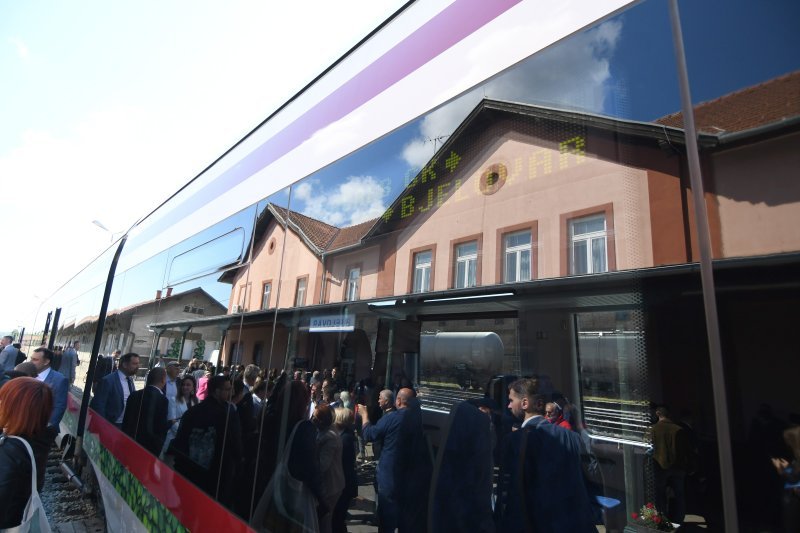 Prvi elektrobaterijski vlak