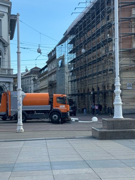Kamion Čistoće srušio rasvjetni stup na Trgu bana Jelačića