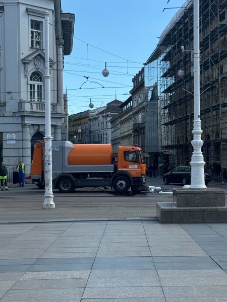Kamion Čistoće srušio rasvjetni stup na Trgu bana Jelačića