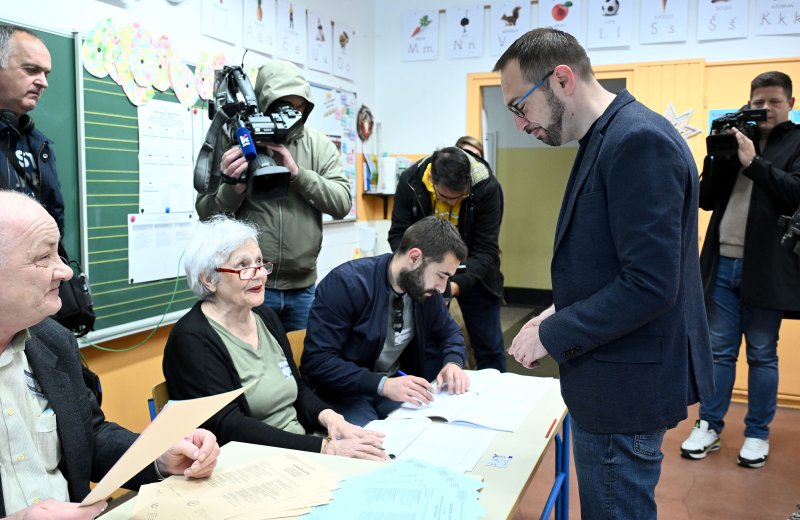 Tomislav Tomašević sa suprugom Ivom stigao na glasanje