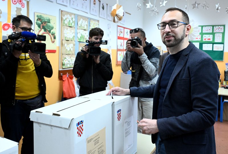 Tomislav Tomašević sa suprugom Ivom stigao na glasanje