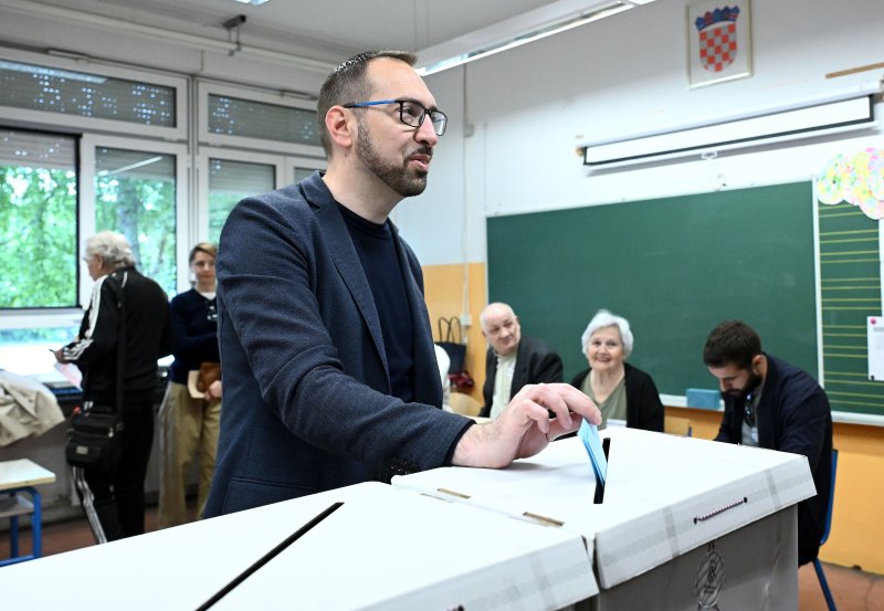Tomislav Tomašević sa suprugom Ivom stigao na glasanje