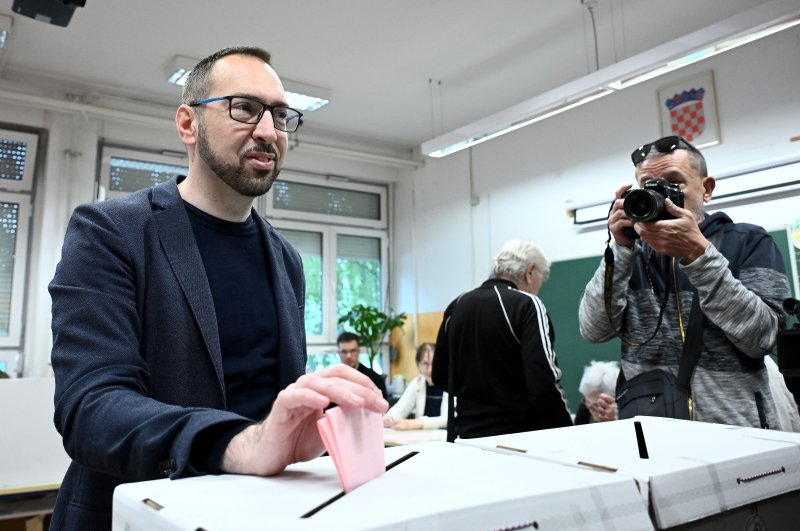 Tomislav Tomašević sa suprugom Ivom stigao na glasanje