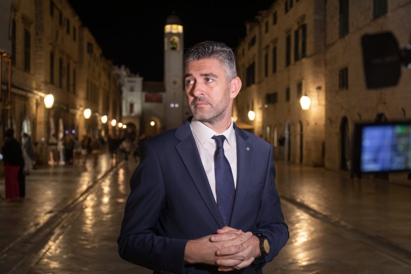 Gradonačelnik Dubrovnika Mato Franković obranio je fotelju, pa požurio pozirati na Stradunu