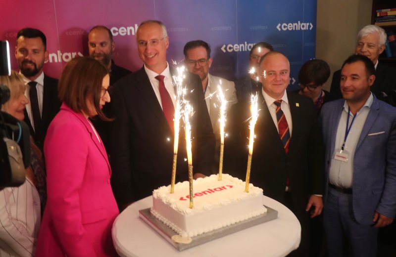 Slatka torta i kiseli osmijesi u stožeru Ivice Puljka