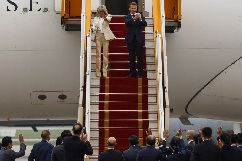 Emmanuel i Brigitte Macron napuštaju Vijetnam