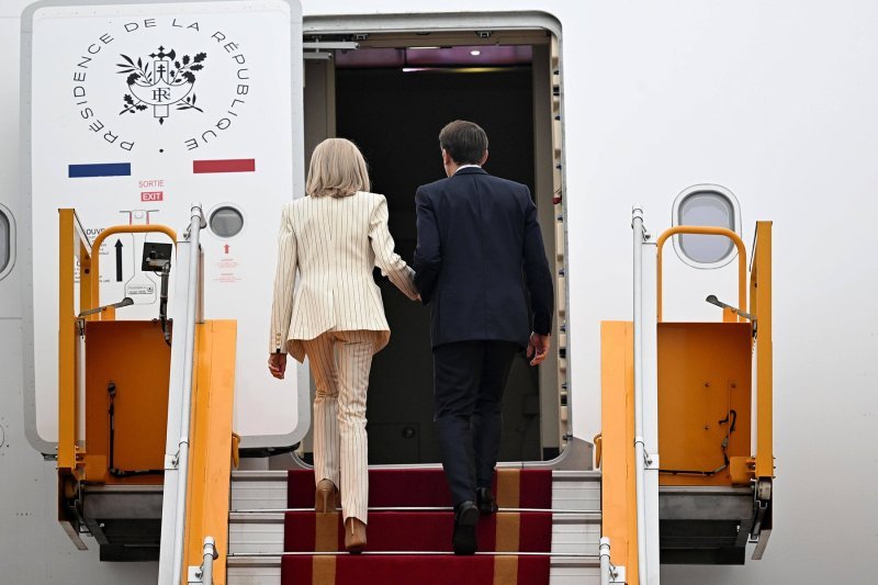 Emmanuel i Brigitte Macron napuštaju Vijetnam