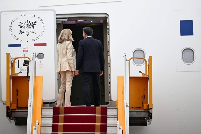Emmanuel i Brigitte Macron napuštaju Vijetnam