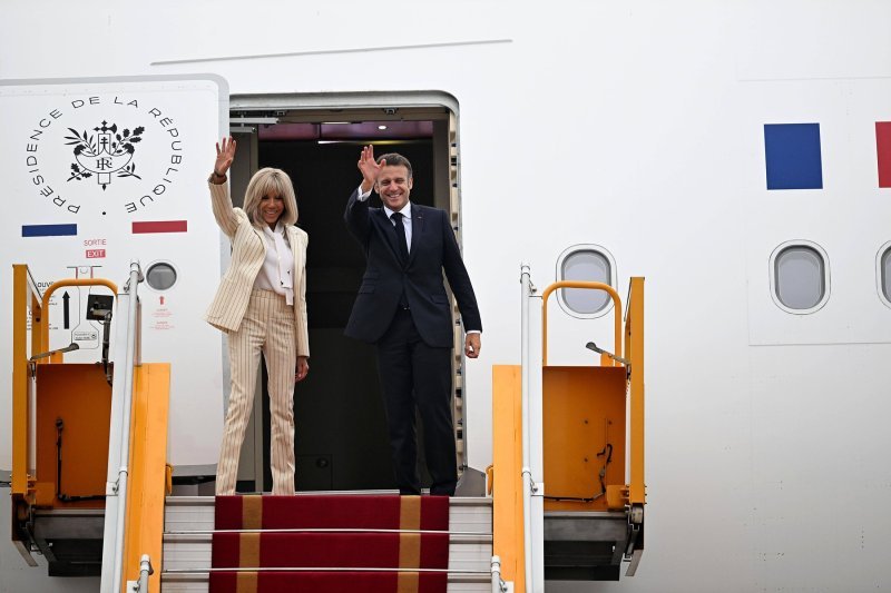 Emmanuel i Brigitte Macron napuštaju Vijetnam