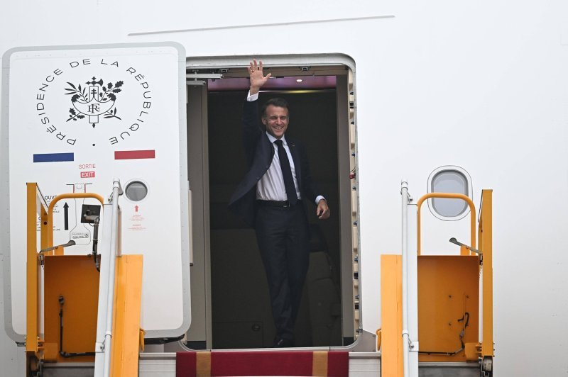 Emmanuel i Brigitte Macron napuštaju Vijetnam