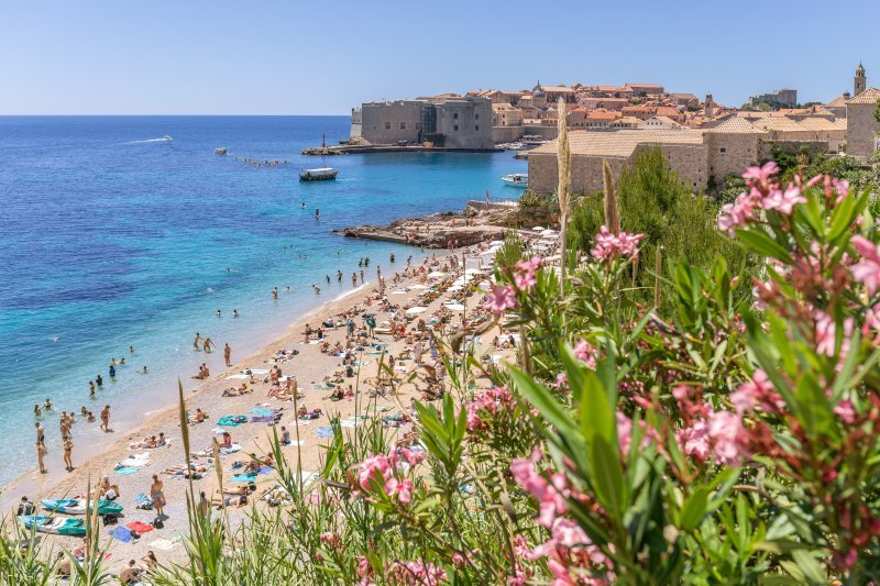 Najpoznatija dubrovačka plaža Banje puna je kupača