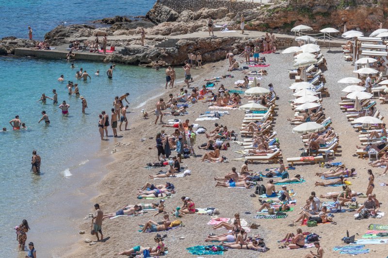 Najpoznatija dubrovačka plaža Banje puna je kupača