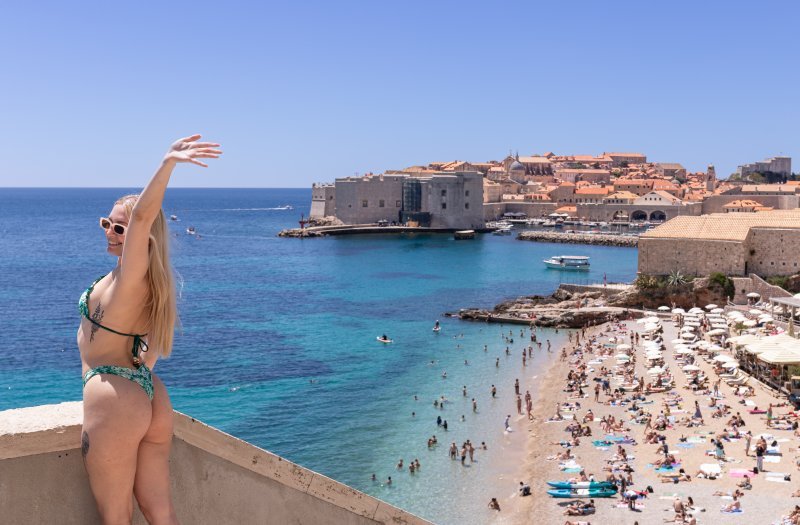Najpoznatija dubrovačka plaža Banje puna je kupača