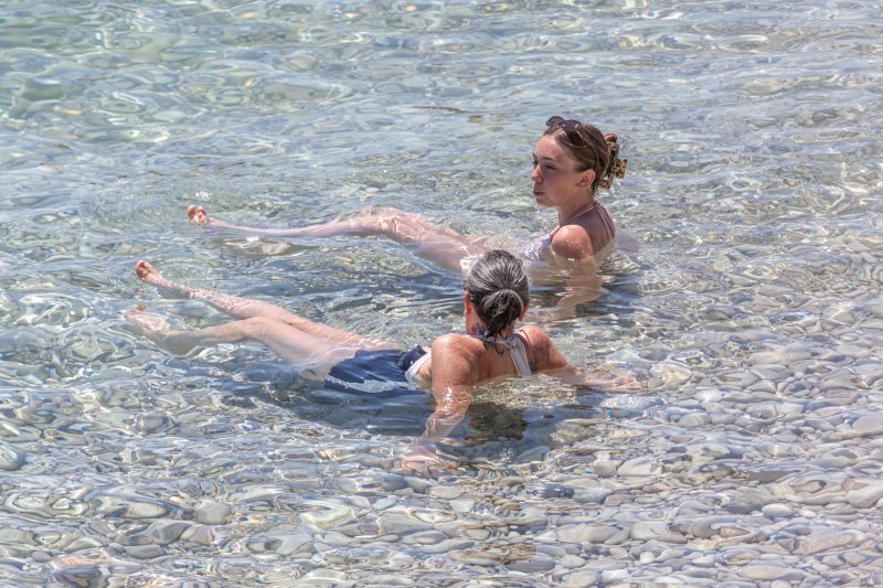 Najpoznatija dubrovačka plaža Banje puna je kupača