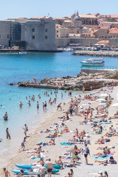 Najpoznatija dubrovačka plaža Banje puna je kupača