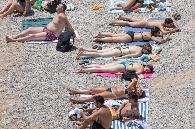 Najpoznatija dubrovačka plaža Banje puna je kupača