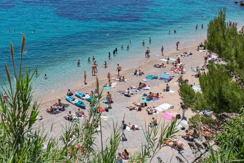 Najpoznatija dubrovačka plaža Banje puna je kupača
