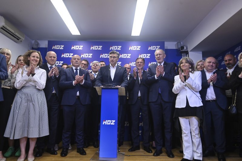 Andrej Plenković proglasio je u HDZ-ovom stožeru pobjedu riječima 'Hrvatska se plavi'