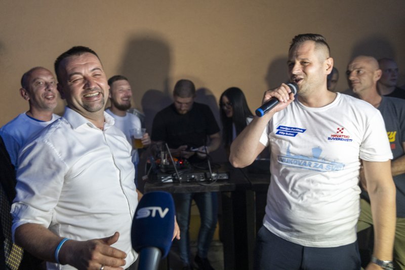 Marijan Pavliček slavi pobjedu u Vukovaru