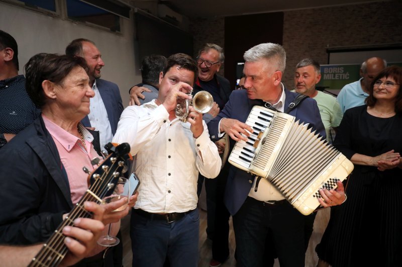 Novi-stari istarski župan Boris Miletić zasvirao je harmoniku