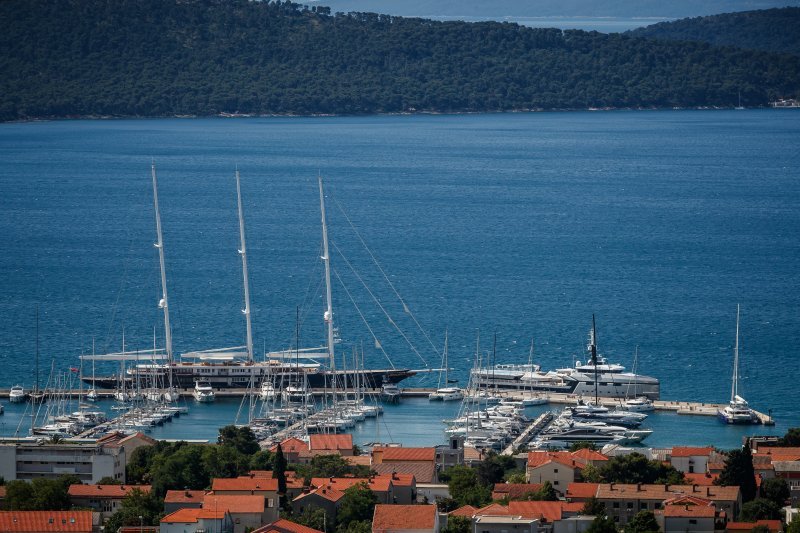 Jahte Jeffa Bezosa u Marini Kaštela