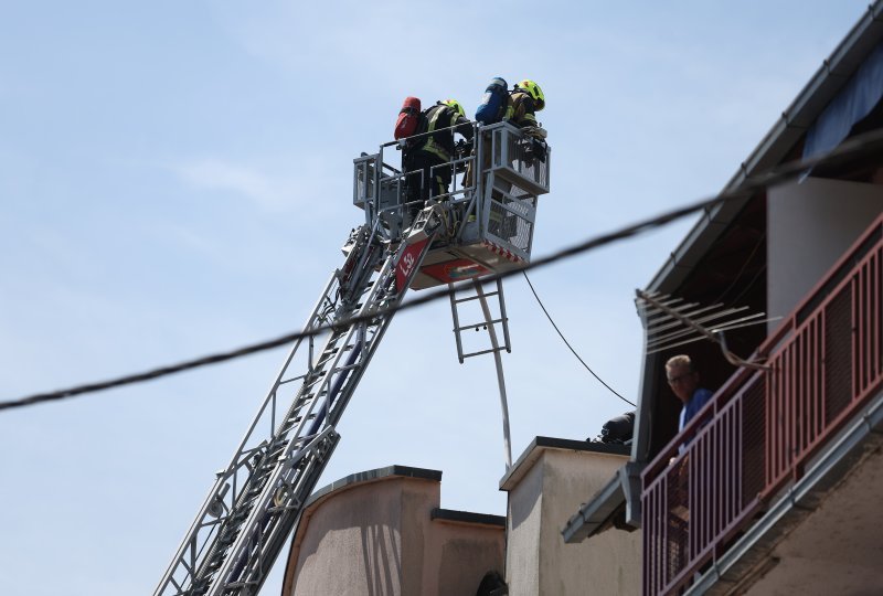 Požar na krovištu kuće na Trešnjevci