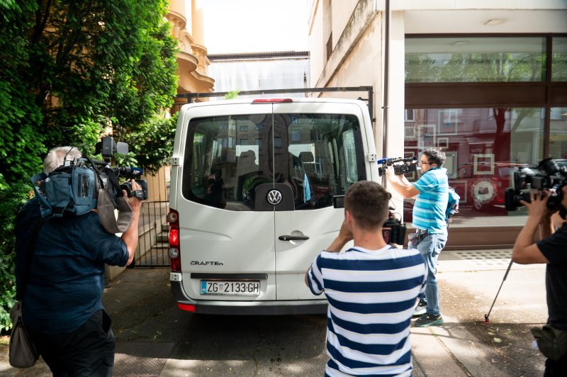 Privođenje uhićenih u aferi Sveti Duh