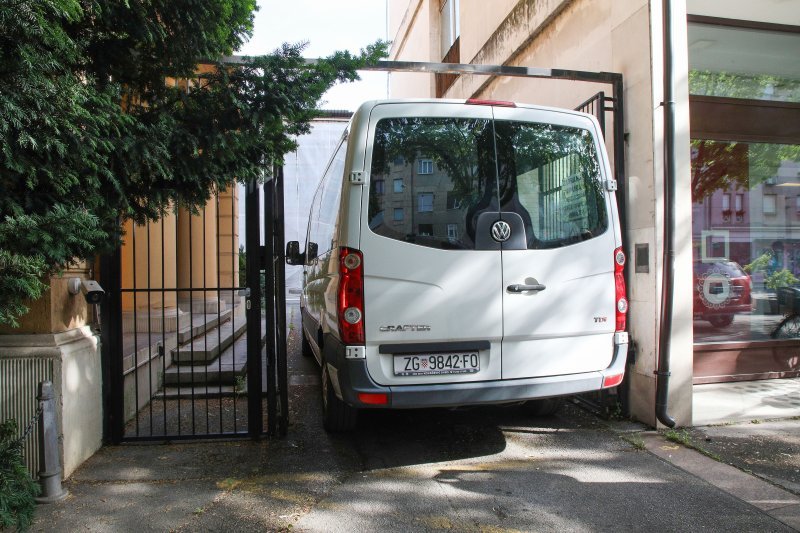 Privođenje uhićenih u aferi Sveti Duh
