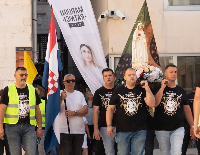 Molitelji i turisti u Splitu