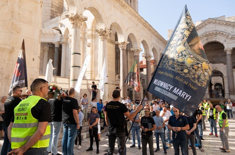 Molitelji i turisti u Splitu