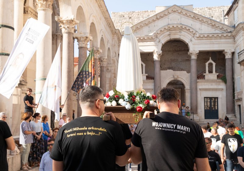 Molitelji i turisti u Splitu
