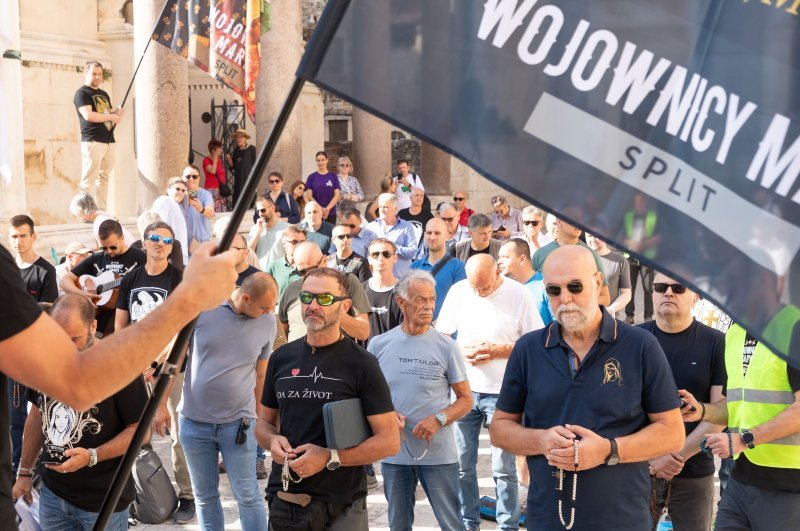 Molitelji i turisti u Splitu