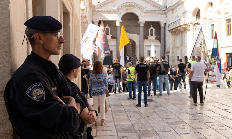 Molitelji i turisti u Splitu