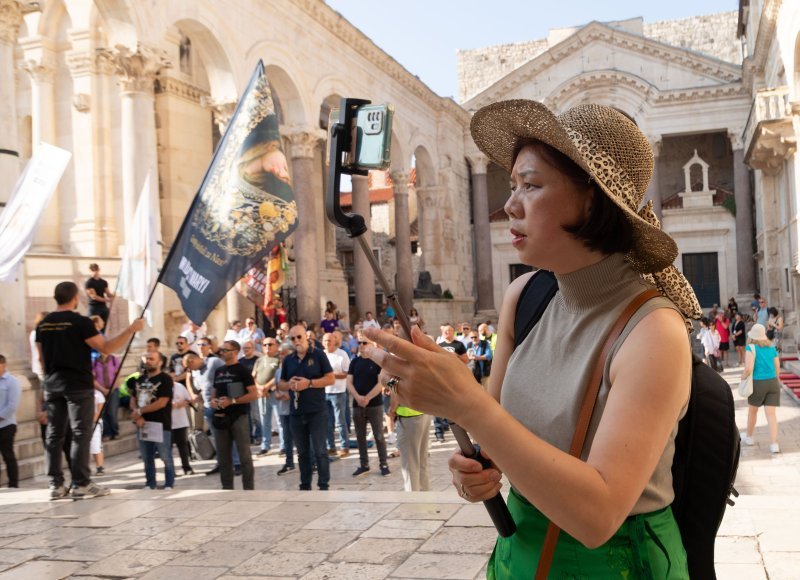 Molitelji i turisti u Splitu