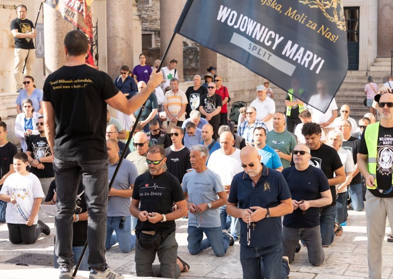 Molitelji i turisti u Splitu