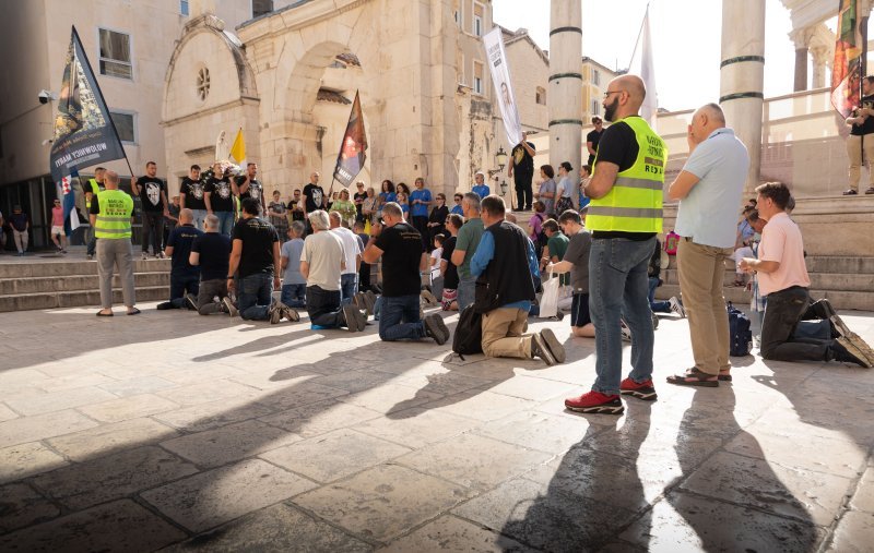 Molitelji i turisti u Splitu